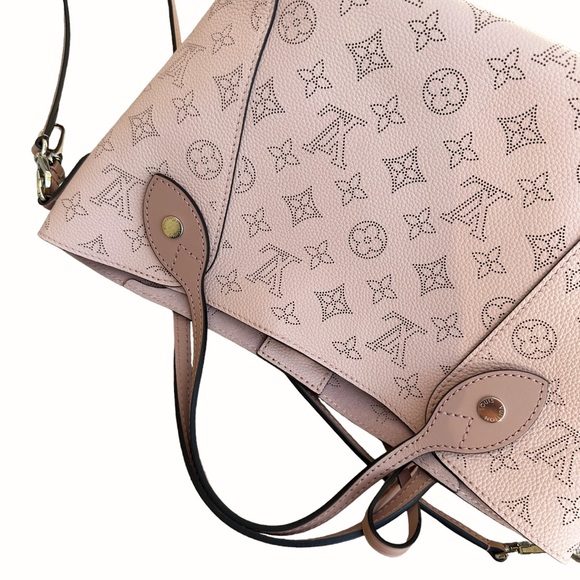 Authentic🥰 Louis Vuitton Hina PM Magnolia Small Tote Crossbody Pink Perforated - Picture 4 of 13